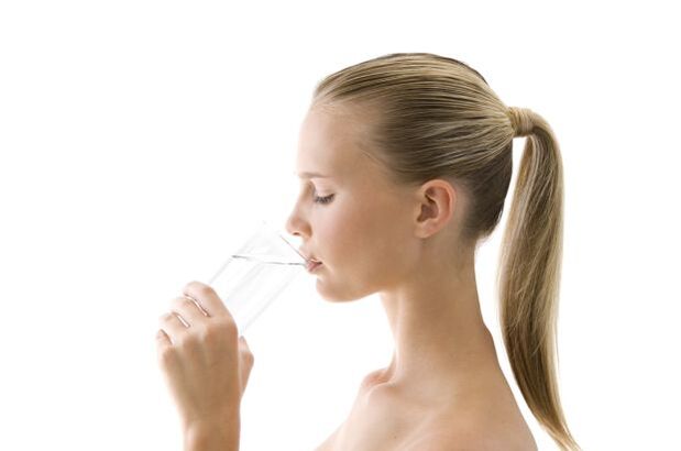نوشیدن آب برای کاهش وزن در خانه