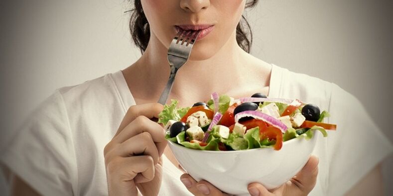 دختر برای جلوگیری از مشکلات اضافه وزن درست غذا می خورد