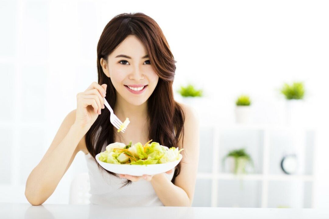 زن ژاپنی سالاد می خورد